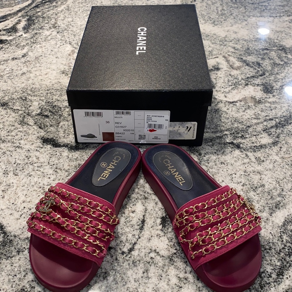 Chanel chain poolslides🌊